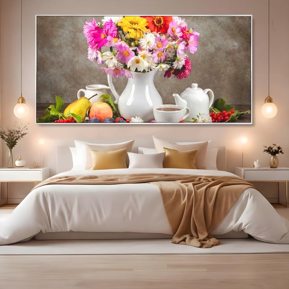 Tablou canvas cu natura moarta cu flori si fructe, in rama de aluminiu argintiu, pe perete intr-un dormitor